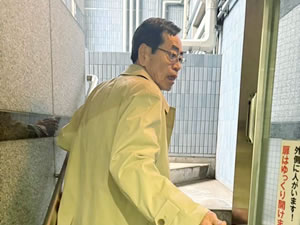 ※「烏山夜間診療所」は狭い階段を使わなければならない現状